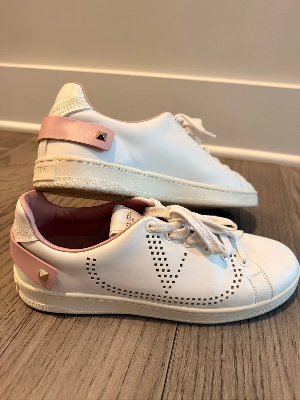 Valentino Garavani Backnet VLogo sneakers in White Blush Calfskin